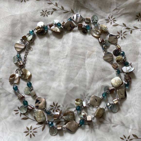 beautiful Lia Sophia metal and bead designer necklace. - Picture 2 of 6